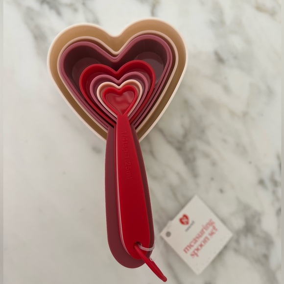 Target Bullseye Playground Heart Measuring Spoon Cup Set NWT - Picture 2 of 2